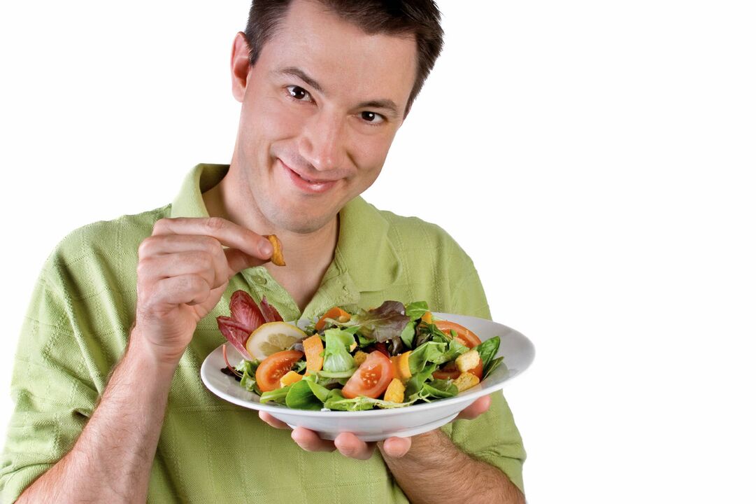 l'uomo mangia insalata di verdure per la potenza
