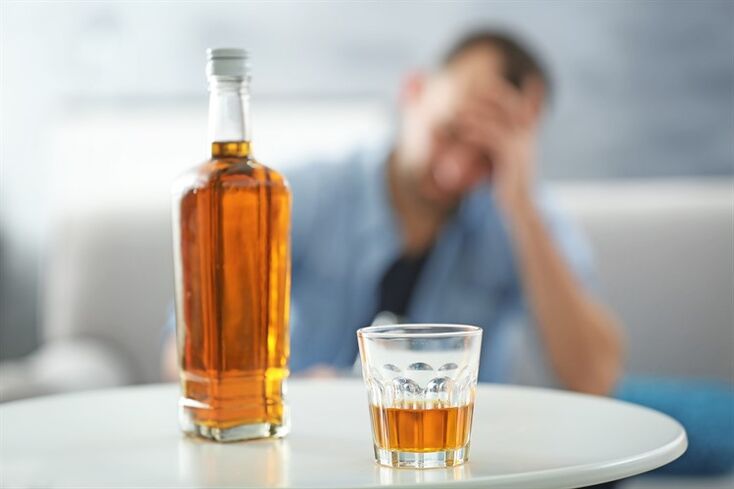 Bere alcol influisce negativamente sulla funzione erettile di un uomo