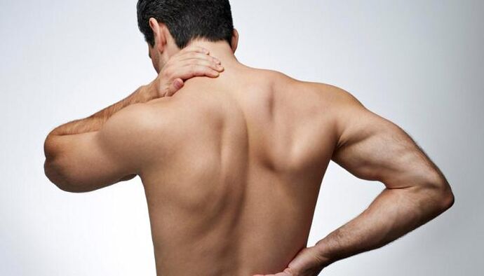 L'ernia intervertebrale si manifesta come mal di schiena e contribuisce al deterioramento della potenza