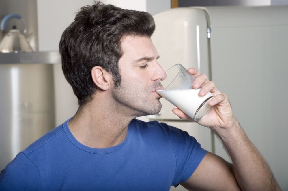 Un uomo beve latte